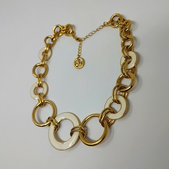 Vintage 80's Crown Trifari White Enamel and Gold Tone Necklace - Picture 3 of 12